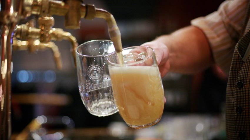 Alcoolul îi face pe bărbaţi să zâmbească mai des