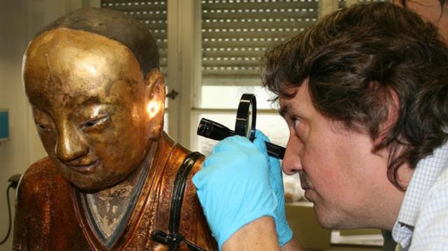 FOTO: O statuetă din bronz a lui Buddha ascunde în interior scheletul unui călugăr