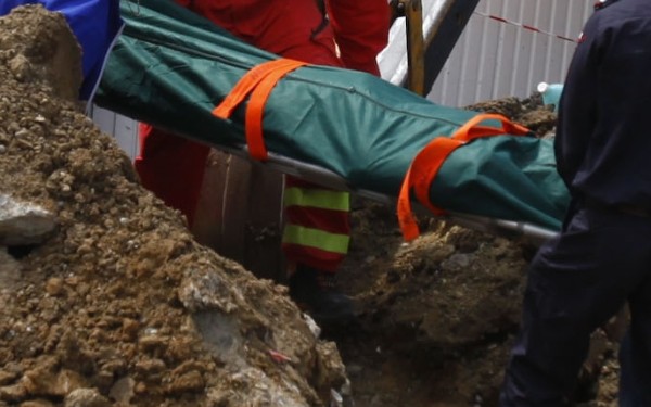 Pompierii intervin. Persoană căzută în canalizare, în cartierul Faleză Nord