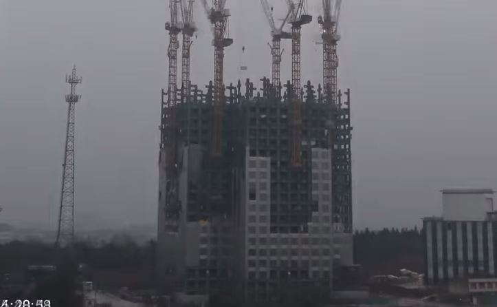 (VIDEO) Cum construiesc chinezii un zgârie-nori în nici trei săptămâni