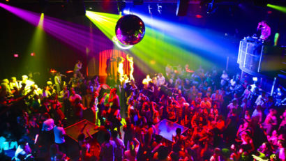 Iniţiativă a unui senator PNL. Minorii, în cluburi şi discoteci, doar ÎNSOŢIŢI de părinţi