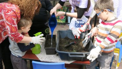 Copiii autişti din Constanţa fac terapie prin grădinărit