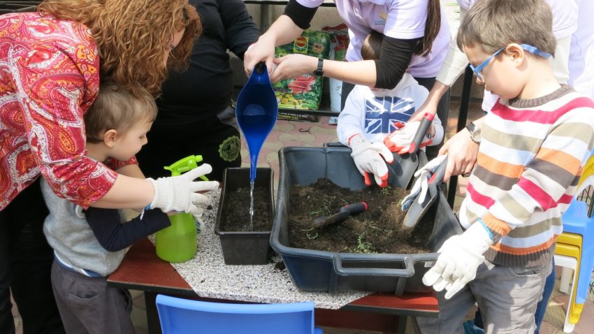 Copiii autişti din Constanţa fac terapie prin grădinărit