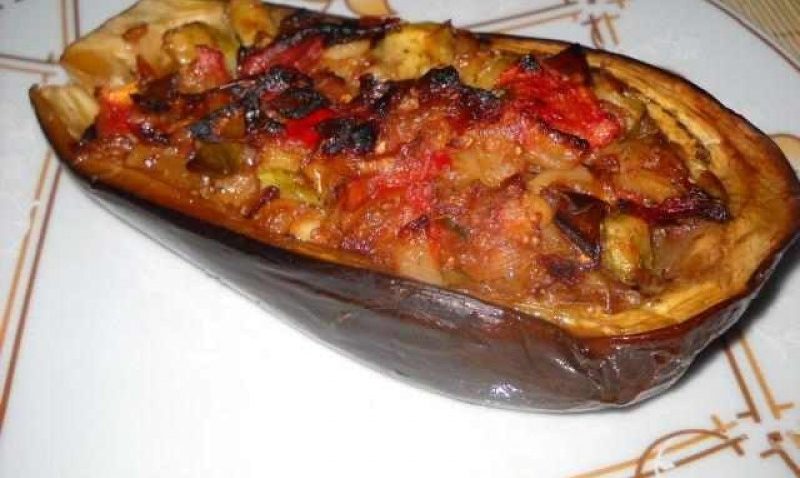 ORA MESEI: Corăbioare din vinete cu legume la cuptor