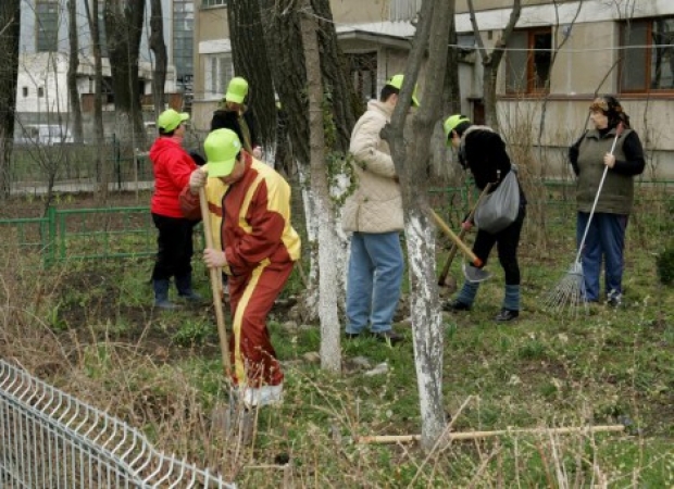 La Constanţa începe acţiunea „Flori de primăvară”: locatari, la treabă!