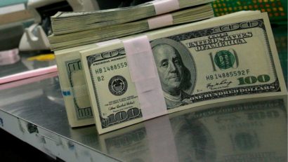 Dolarul a ajuns la un nivel record. Sunt posibile scumpiri la carburanţi şi electronice
