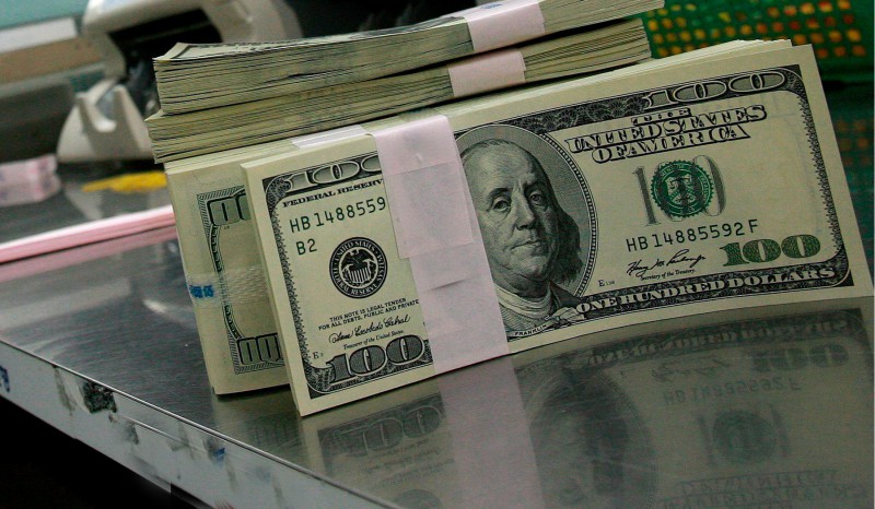 Dolarul a ajuns la un nivel record. Sunt posibile scumpiri la carburanţi şi electronice