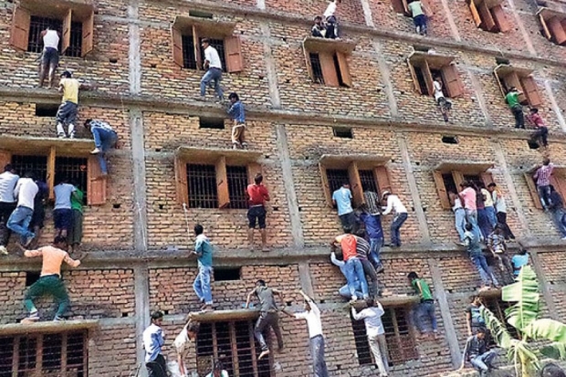 1.000 de persoane au fost arestate în India, după ce i-au ajutat pe elevi să copieze