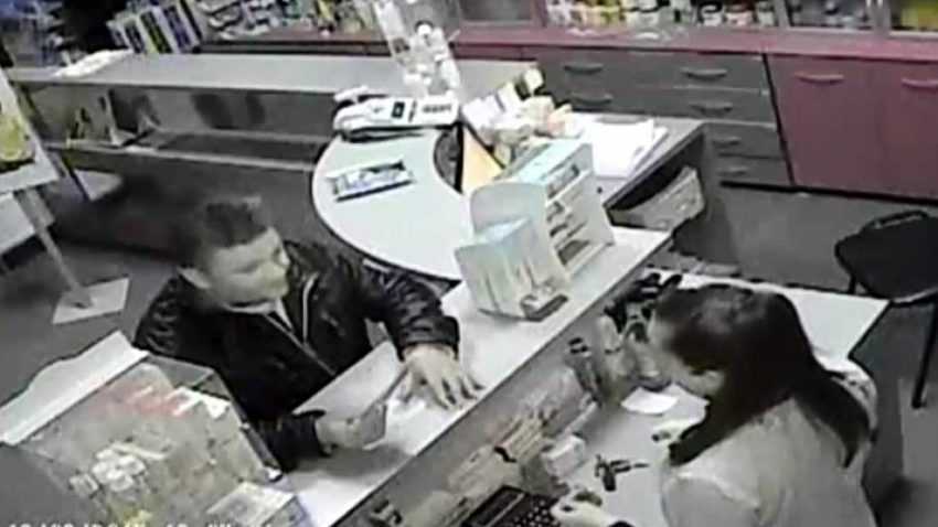 Farmacistă înșelată de un pseudo-client
