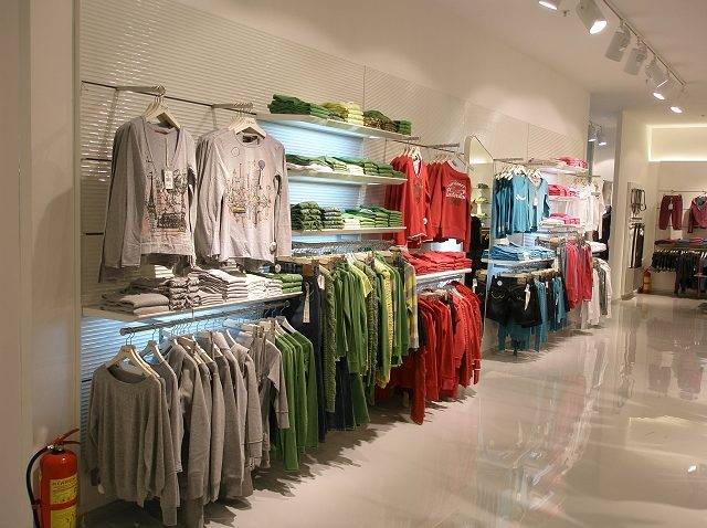 Angajări la mall: se caută decoratori de vitrine!