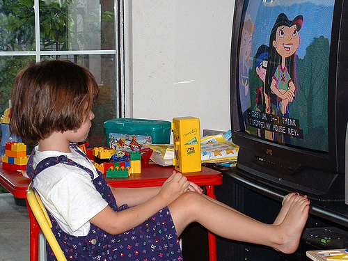Copilul este agitat şi-l trimiteţi la TV? Turnaţi gaz pe foc!