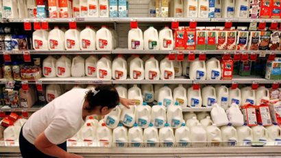 Fermierii sunt revoltaţi de nivelul TVA-ului la produsele lactate