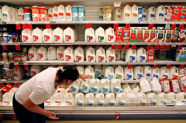 Fermierii sunt revoltaţi de nivelul TVA-ului la produsele lactate