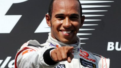 Pilotul de Formula 1 Lewis Hamilton se apucă de cântat