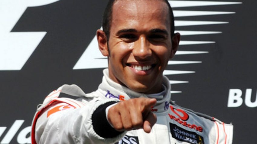 Pilotul de Formula 1 Lewis Hamilton se apucă de cântat