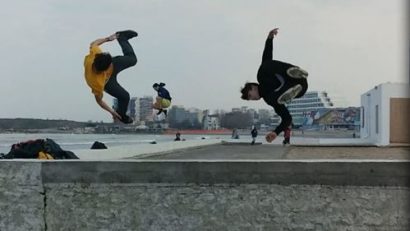 (VIDEO+FOTO) Vă invităm la mişcare! Parkour pe plajă la Radio Constanţa