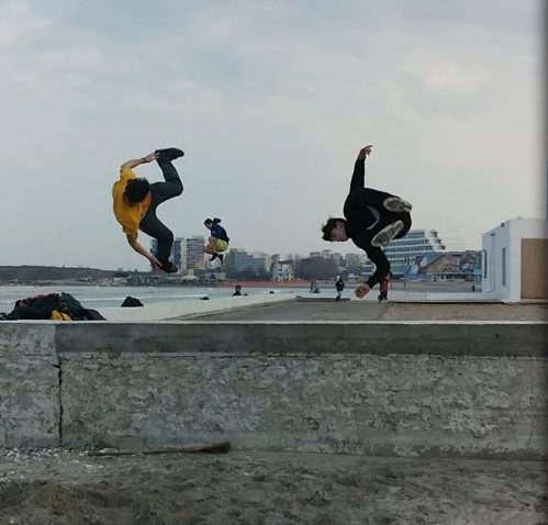 (VIDEO+FOTO) Vă invităm la mişcare! Parkour pe plajă la Radio Constanţa