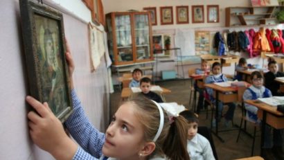 Peste trei sferturi dintre elevi au fost înscrişi de părinţi la ora de religie