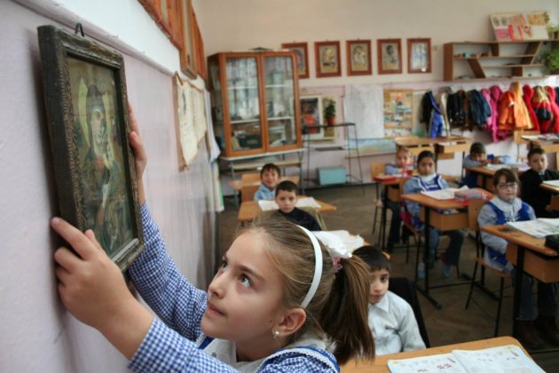 Peste trei sferturi dintre elevi au fost înscrişi de părinţi la ora de religie