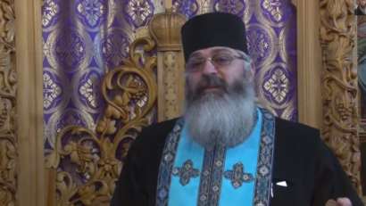VIDEO: Preotul care postează predici pe YouTube şi împarte binecuvântări pe Facebook