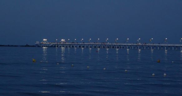Sinucidere în Mamaia. O femeie s-a aruncat în mare, de pe pasarela din centrul staţiunii!