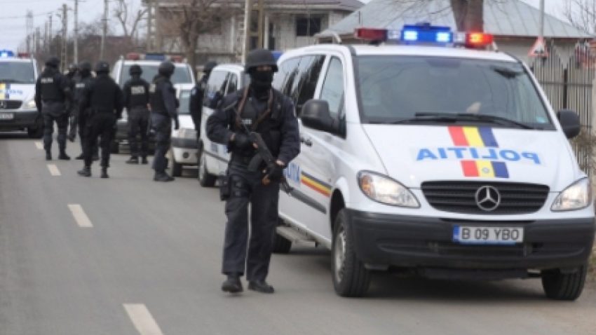 Percheziții la traficanții și consumatorii de droguri