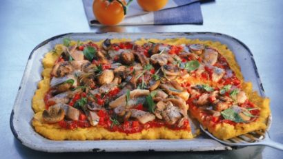 ORA MESEI: Pizza de post cu blat din mamaligă