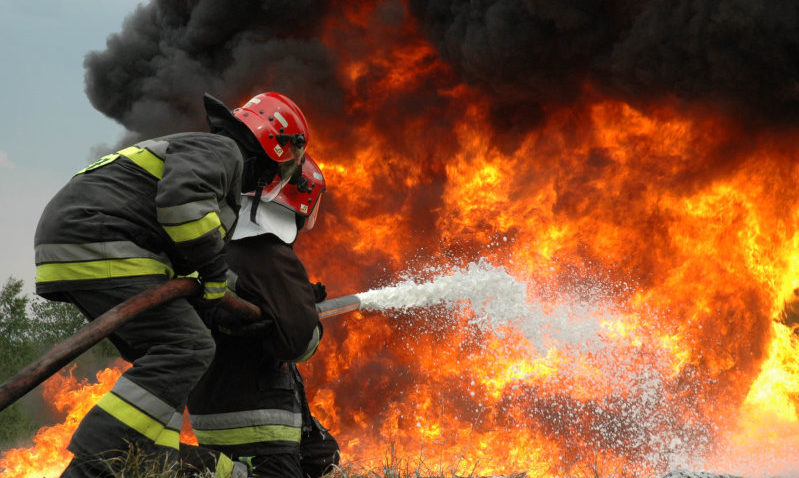 (audio) UPDATE Constanţa: Misiune dificilă a pompierilor pentru stingerea incendiului de pe Interioară 3