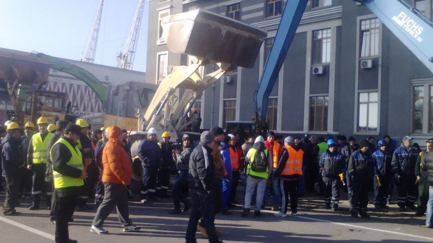 Protestatarii din Portul Constanţa: Negociem cu APMC doar dacă discutăm schimbarea şefilor