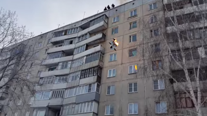 VIDEO: Ce fac rușii când se plictisesc? Își dau foc și se aruncă de pe bloc
