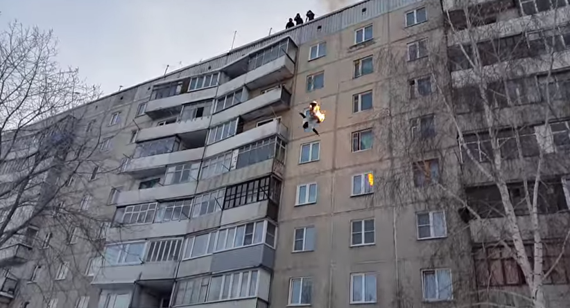 VIDEO: Ce fac rușii când se plictisesc? Își dau foc și se aruncă de pe bloc