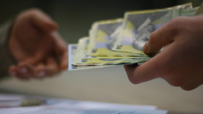 Guvernul propune bugetarilor salarii brute între 1.200 şi 22.000 de lei