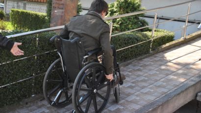 Parcurgerea centrului Constanţei într-un scaun cu rotile, misiune aproape imposibilă