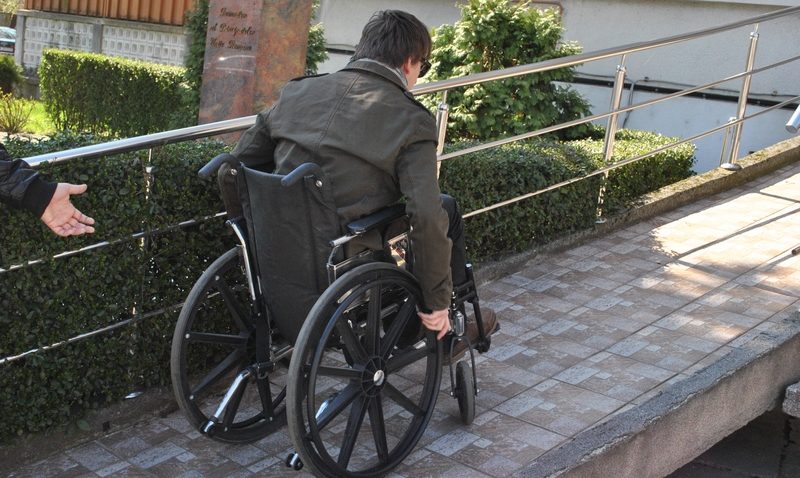 Parcurgerea centrului Constanţei într-un scaun cu rotile, misiune aproape imposibilă
