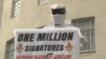VIDEO: Petiție pentru Jeremy Clarkson, adusă cu tancul la BBC
