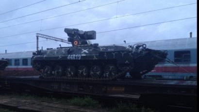 Un convoi de tancuri NATO se îndreaptă către Mihail Kogălniceanu într-un transport feroviar SPECIAL