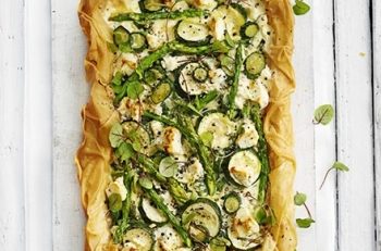 ORA MESEI: Tartă crocantă cu legume, feta și cremă de brânză