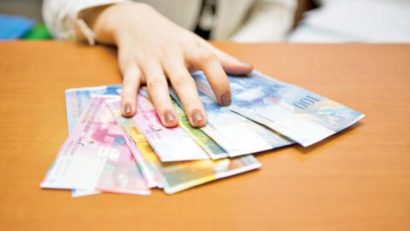 Dolarul şi francul elveţian, în scădere pe piaţa interbancară