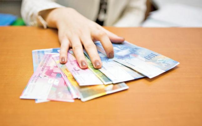 Dolarul şi francul elveţian, în scădere pe piaţa interbancară