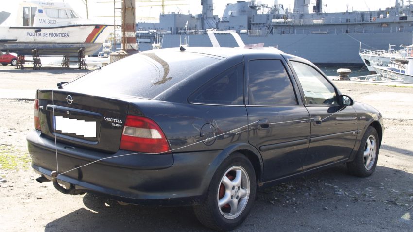 Autoturism suspect interceptat de poliţiştii de frontieră