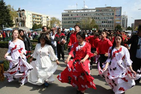 Ziua Internaţională a Rromilor, la Tulcea. Istoria rromilor, printre tradiţii, petreceri şi fuste colorate