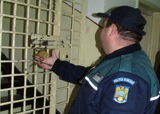 Indivizii care l-au agresat pe adjunctul Poliției Corbu, arestați preventiv