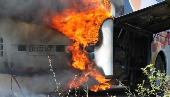 Autocar cu copii, în flăcări la Tulcea