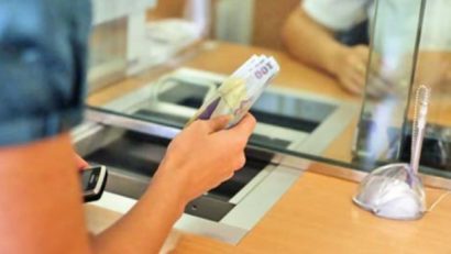 Femeie suspectă de escrocherii în bănci, prinsă la Năvodari