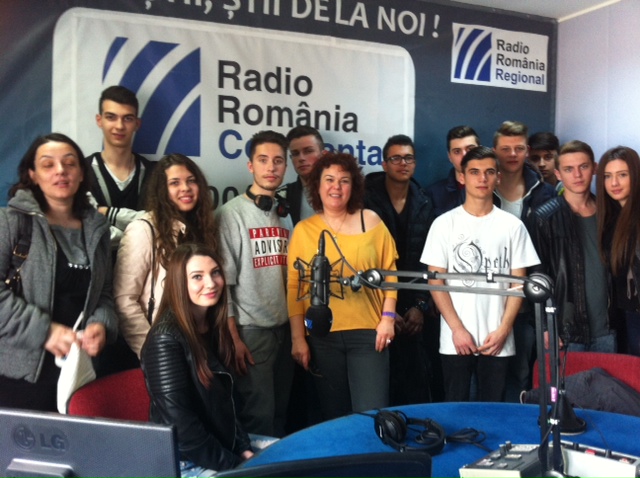 (FOTO) Elevii de la Liceul „George Călinescu” învaţă să facă radio