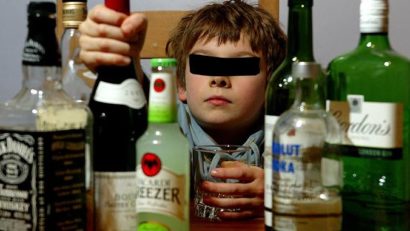 Copiii care gustă alcool riscă să cadă, mai târziu, în patima beţiei