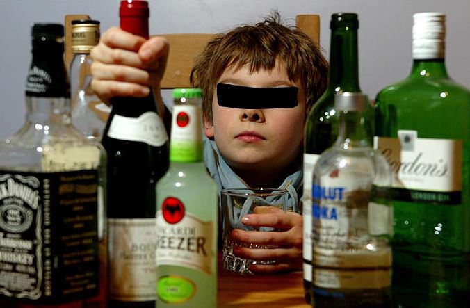 Copiii care gustă alcool riscă să cadă, mai târziu, în patima beţiei