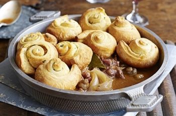 ORA MESEI: Coq au vin cu croissante cu usturoi