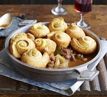 ORA MESEI: Coq au vin cu croissante cu usturoi