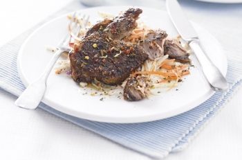 ORA MESEI: Cotlete de porc în crustă de fenicul cu salată de țelină